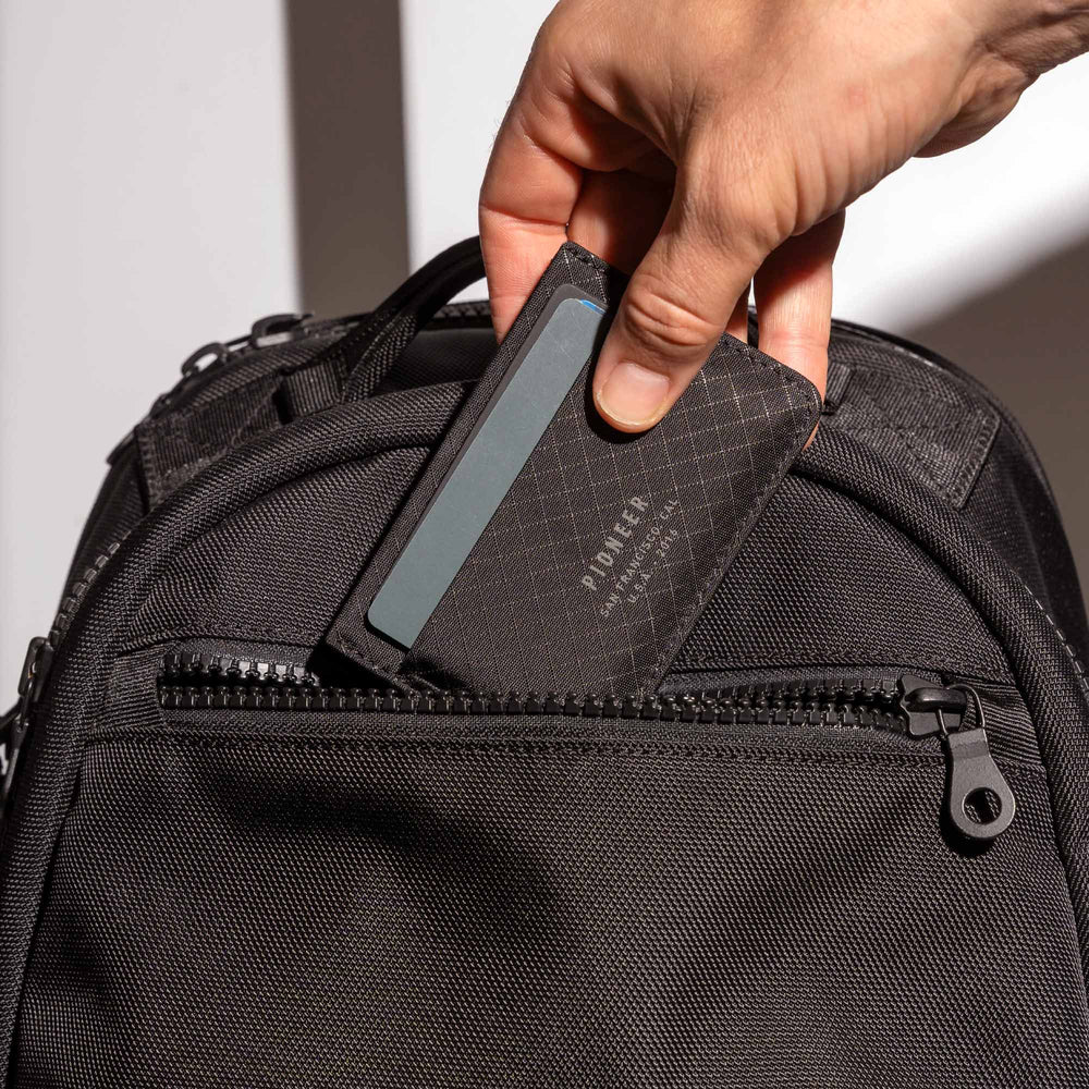 Molecule Cardholder - Pioneer Carry #color_onyx-10xd