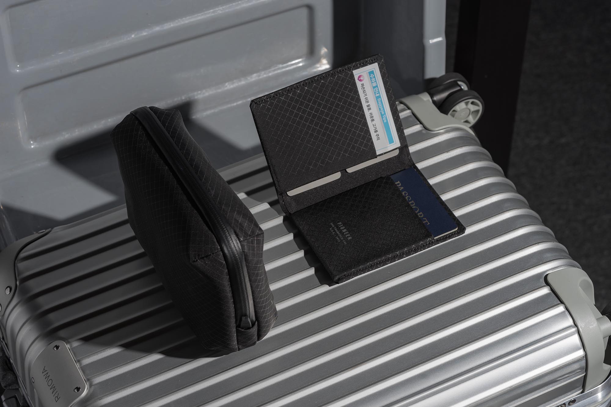pioneer carry global pouch and passport wallet onyx