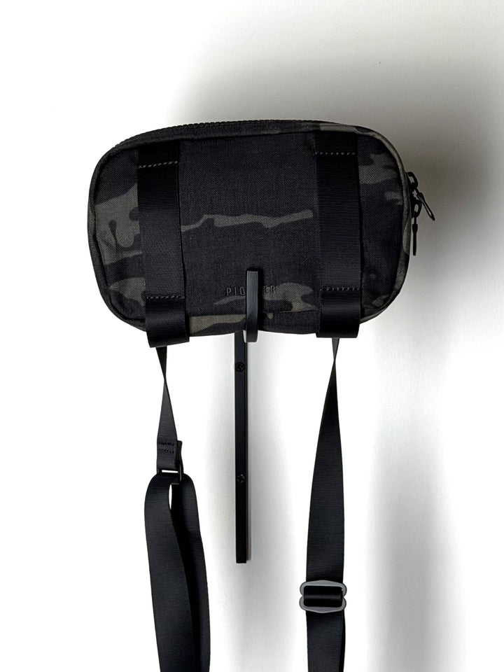 Safari Sling. Black 500D MULTICAM®