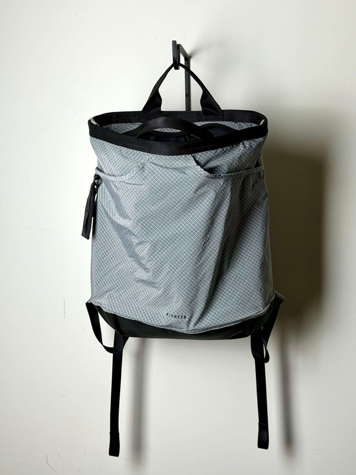 Ray Pack. White and black. Field Spec Ripstop and Mandarin840.