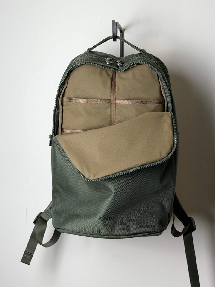 Savant Pack. Forest with green zippers