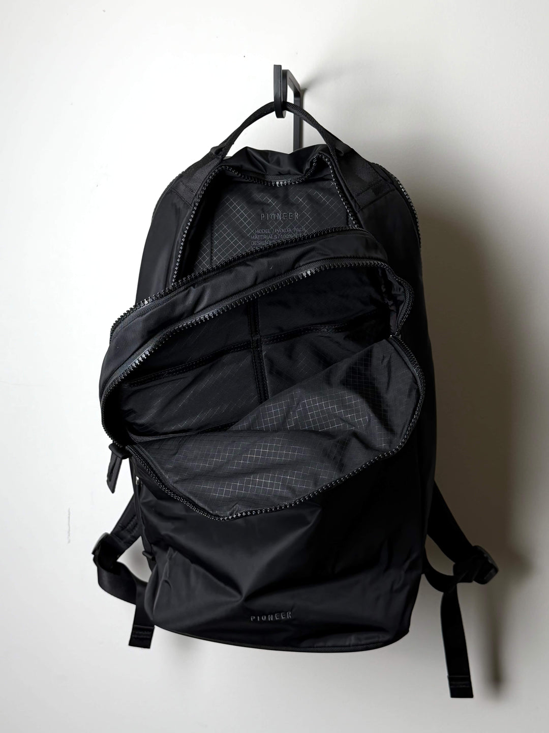 Savant Pack. "210D HD Oyster Twill"