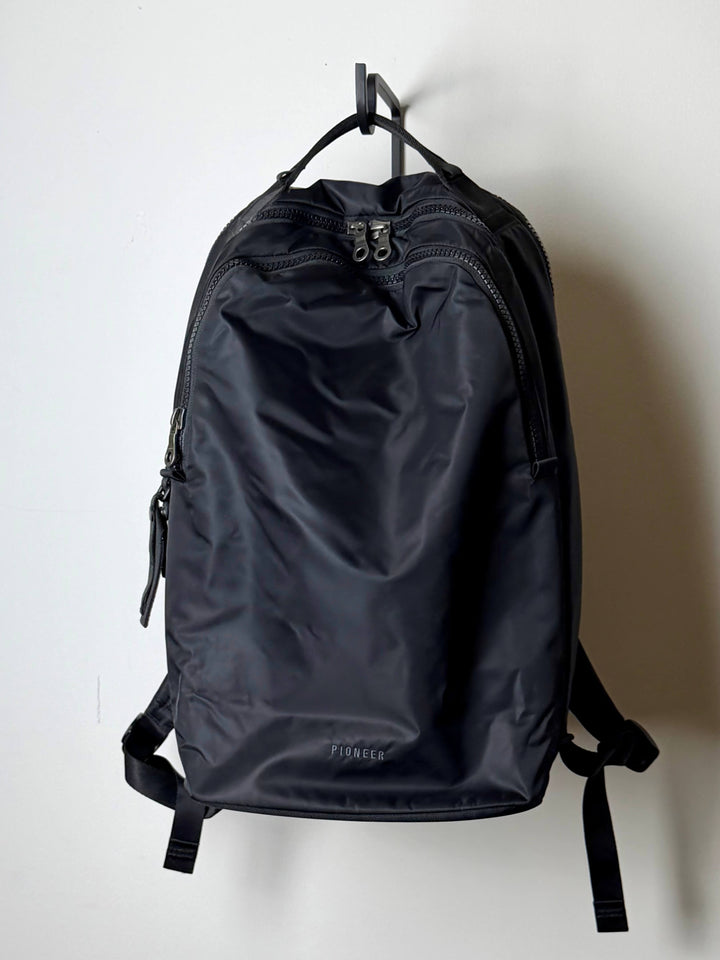 Savant Pack. "210D HD Oyster Twill"