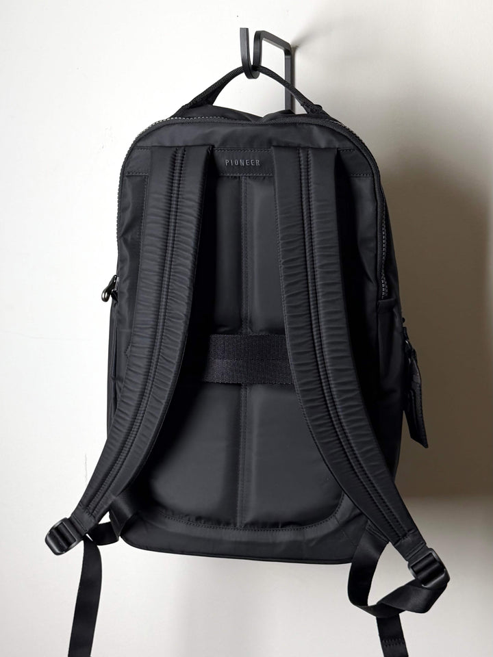 Savant Pack. "210D HD Oyster Twill"